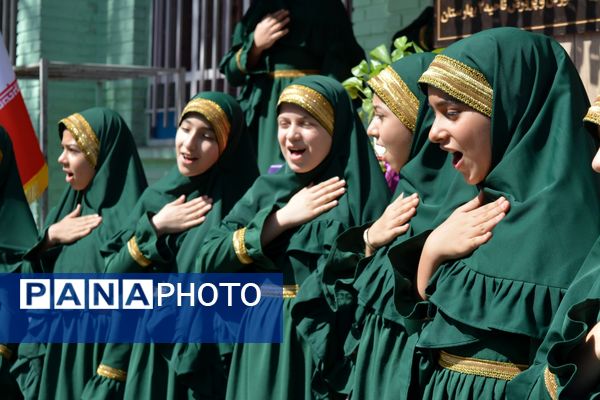 جشن عاطفه‌ها؛ لبریز از مهربانی در دبستان دخترانه قدر بهارستان ۲