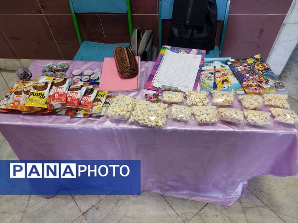  بازارچه آثار دانش آموزان پایه ششم مدرسه فاطمه الزهرا(س) به مناسبت هفته «ماها»