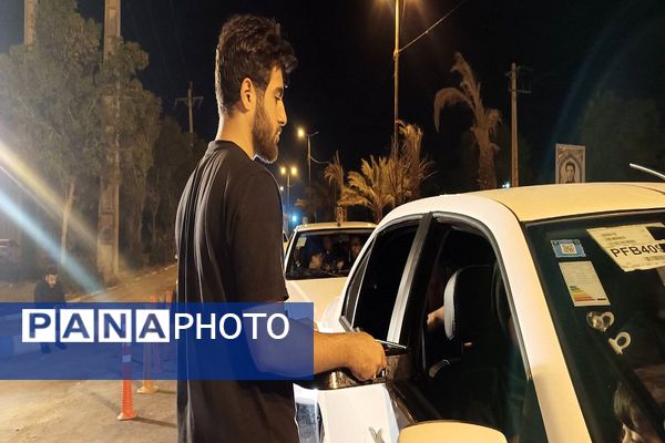 خدمت‌رسانی دانش‌آموزان و فرهنگیان ناحیه‌چهار اهواز به زوار اباعبدالله‌الحسین(ع)