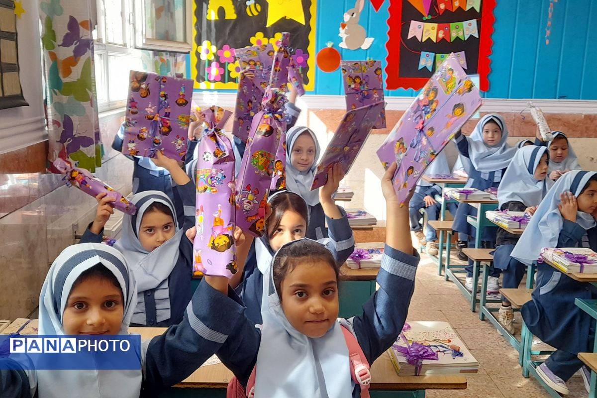 زنگ جشن شکوفه‌ها در مدرسه «آیین روشن» شهریار نواخته شد