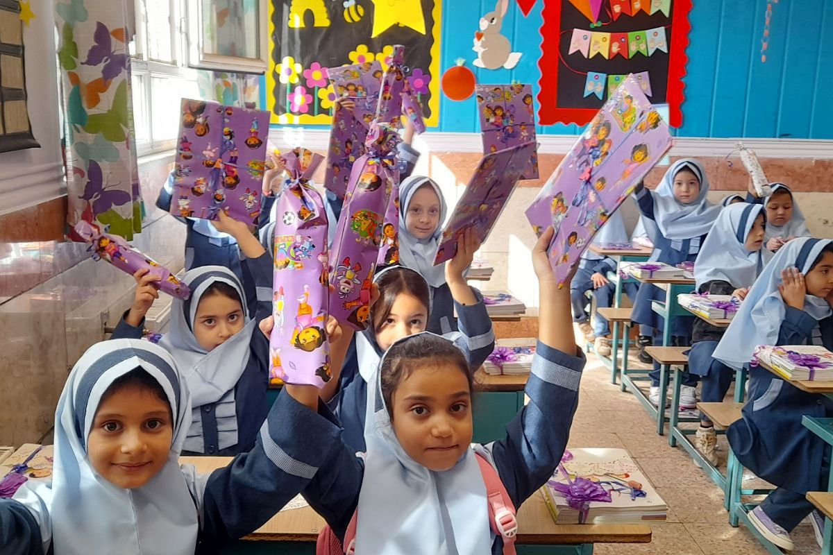 زنگ جشن شکوفه‌ها در مدرسه «آیین روشن» شهریار نواخته شد