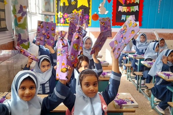 زنگ جشن شکوفه‌ها در مدرسه «آیین روشن» شهریار نواخته شد