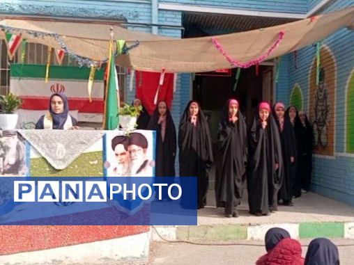 جشن تقدیر پیشتازان برگزیده پویش بوسه بر دستان مادر در دبیرستان دخترانه انقلاب اسلامی 