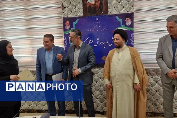 تقدیر از دانش‌آموز نخبه پژوهش‌سرای کاوش در شورای آموزش و پرورش کهریزک