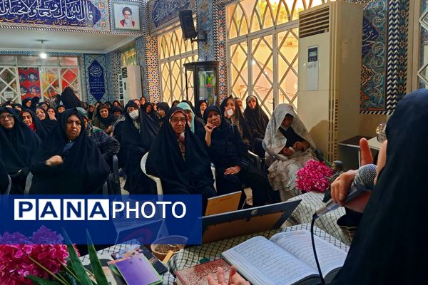 برگزاری محفل انس با قرآن و تجلیل از خانواده‌ شهدا