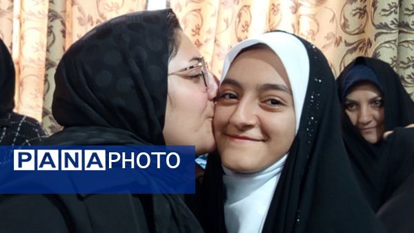 بوسه بر دستان مادر در دبیرستان والدین آناخاتون