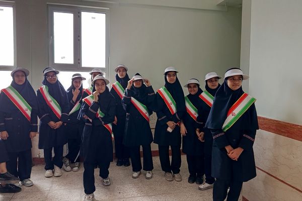 برگزاری جشن یلدا با حضور مسئولان و همکاران در مدرسه ایران و هنرستان کریمی شیرازیها