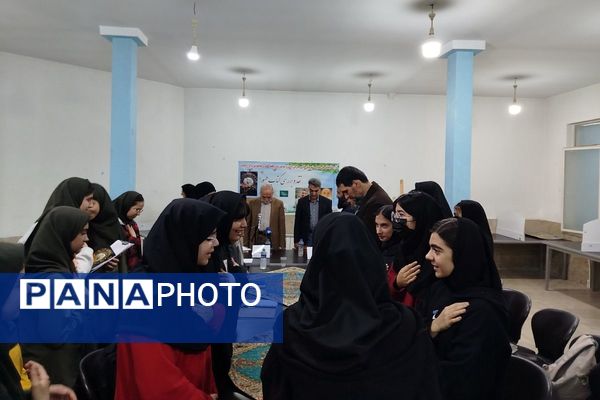  نشست نقد و بررسی کتاب در کتابخانه عمومی علامه امینی 