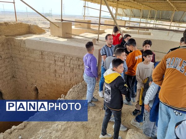 بازدید دانش‌آموزان دبیرستان نمونه دولتی پژوهش آشخانه از محوطه تاریخی ریوی