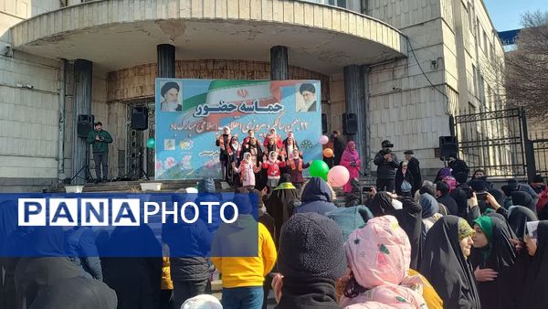 نوای دلنشین گروه سرود پیشتازان، روحی تازه در جشن انقلاب