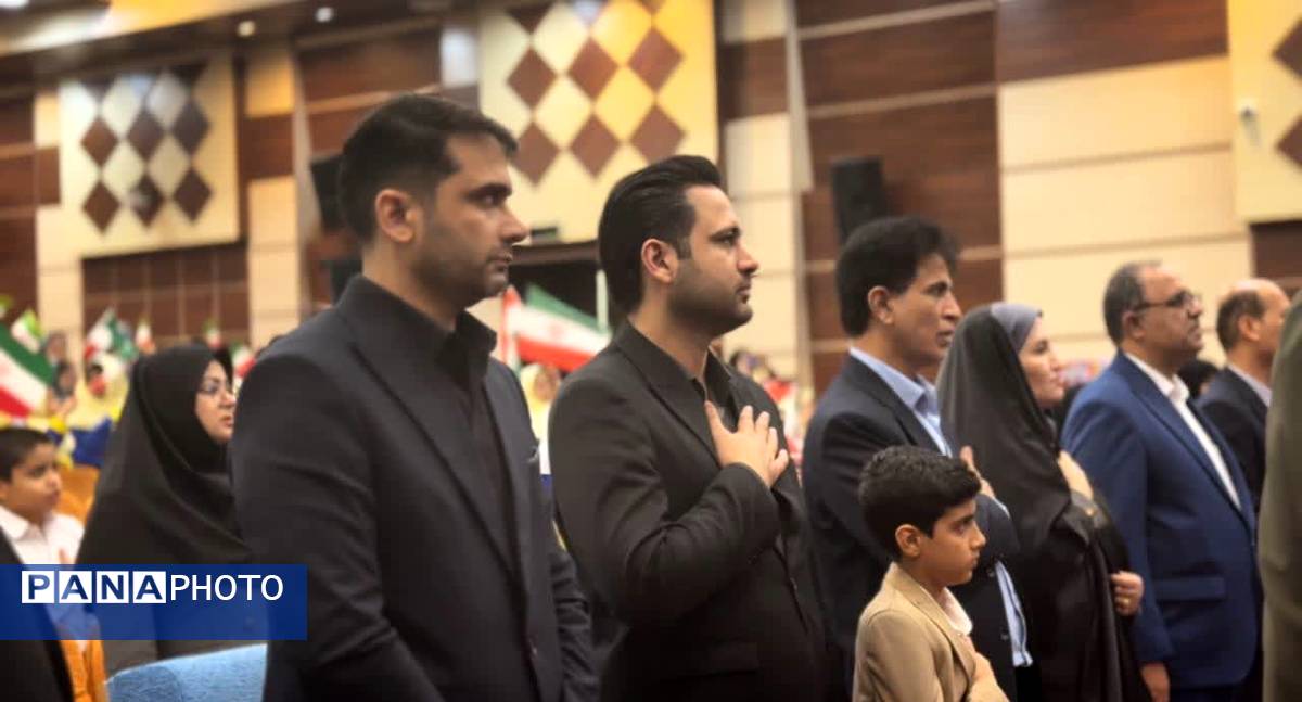 فریادهای همدلی و امید در بوشهر؛ دانش‌آموزان در تالار لیان یاد ۱۳ آبان را جاودانه کردند