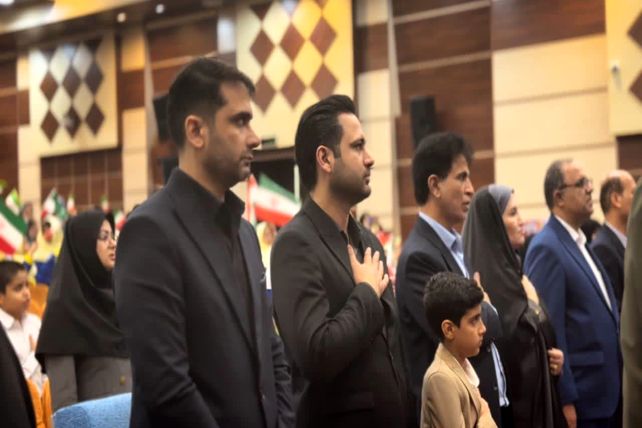 فریادهای همدلی و امید در بوشهر؛ دانش‌آموزان در تالار لیان یاد ۱۳ آبان را جاودانه کردند