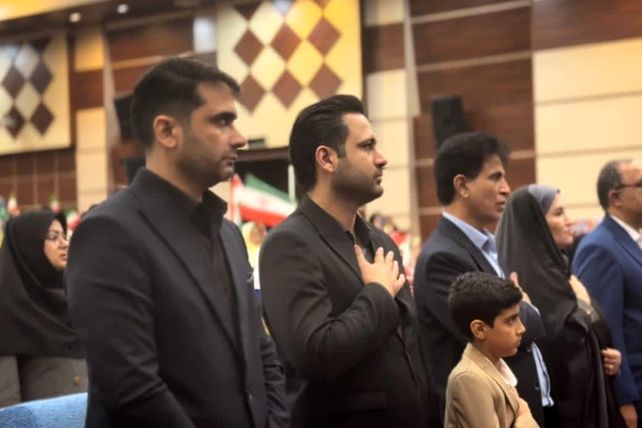 فریادهای همدلی و امید در بوشهر؛ دانش‌آموزان در تالار لیان یاد ۱۳ آبان را جاودانه کردند