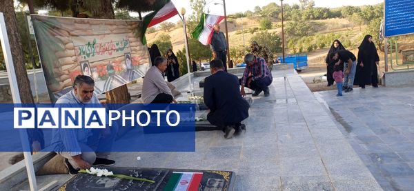 آیین عطر افشانی گلزار شهدای شوراب صغیر در هفته دفاع مقدس 