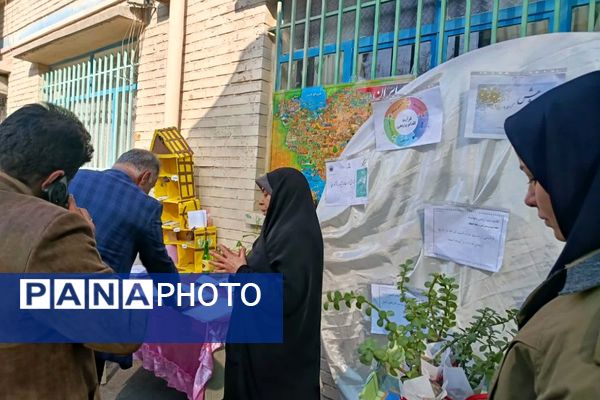 نمایشگاه دستاوردهای دانش آموزی در دبستان دخترانه وحیدکیهانی ناحیه یک شهرری