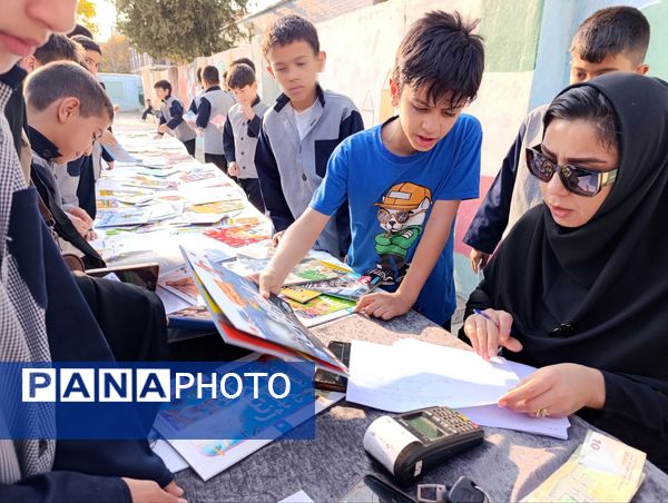 برگزاری نمایشگاه کتاب در دبستان معلم دو آشخانه 