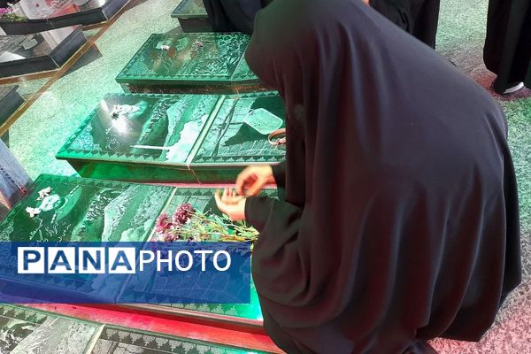 گلباران مزار شهدای ملارد با حضور مسئولان و خانواده‌های معظم شهدا 