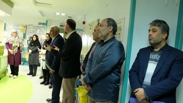 اهدای شاخه‌های گل به بیماران همزمان با ایام نوروز در قم
