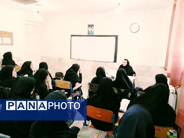 تبادل تجربه برترین‌های کنکور کاشمر در دبیرستان فاطمیه