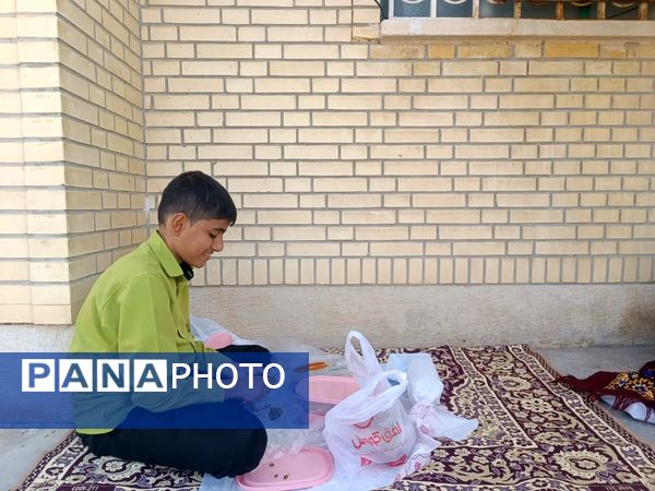 ناهار وحدت با طعم  شادی و لذت در مدرسه شاهد حاج مصلحیان