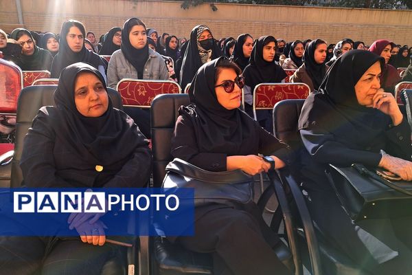 مراسم راز و رهایی؛ پنجره‌ای به دنیای دو نسل در دبیرستان نمونه‌دولتی ولایت بهارستان‌دو