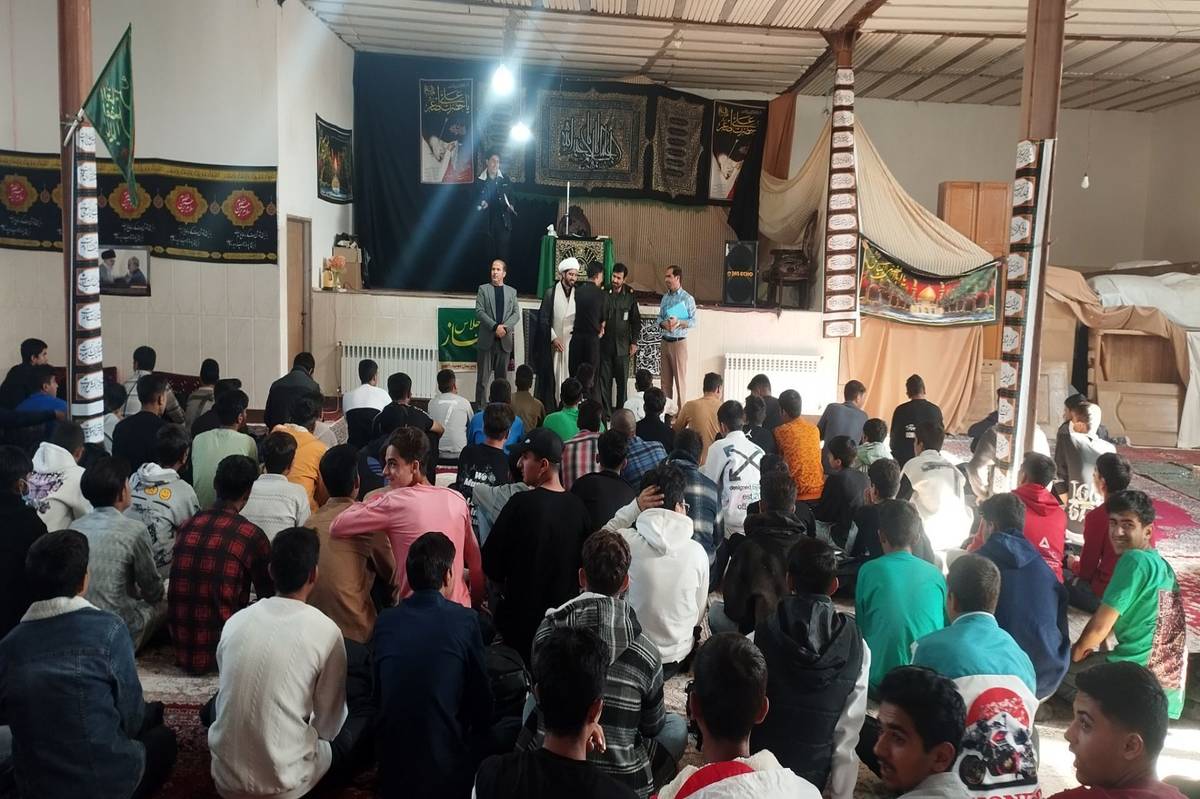 نماز و شور فاطمی در زینبیه دمق؛ دانش‌آموزان باهنر در آیین بندگی و عشق