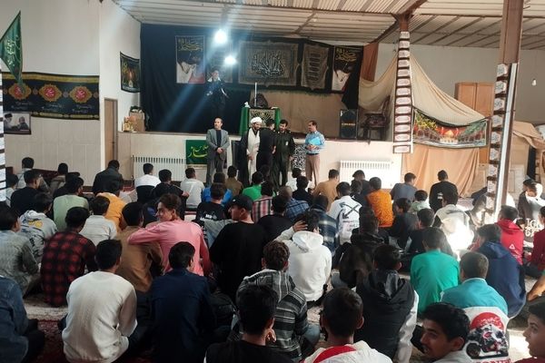 نماز و شور فاطمی در زینبیه دمق؛ دانش‌آموزان باهنر در آیین بندگی و عشق