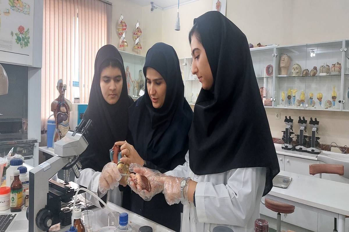 تپش علم در دستان دانش‌آموزان شبستری