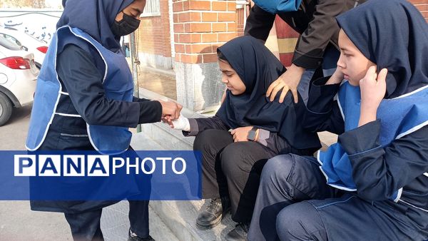 بیست و هفتمین مانور زلزله و ایمنی با شعار "مدرسه ایمن جامعه تاب آور " در دبستان پیام۲ ناحیه یک 