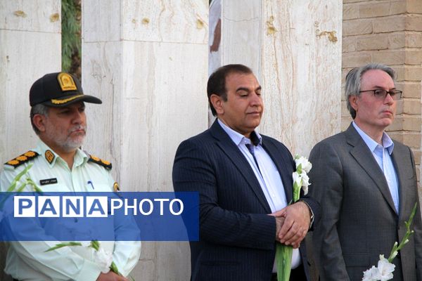 آیین غبارروبی گلزار شهدای بهشت زهرا شهرستان بم به‌مناسبت هفته دولت