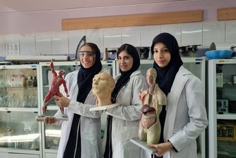 دانش‌آموزان تجربی، زیست را در آزمایشگاه مدرسه نفس کشیدند