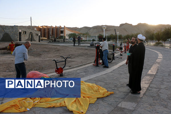 اهتزاز نماد مقاومت بر بالای بلندترین دکل پرچم قم