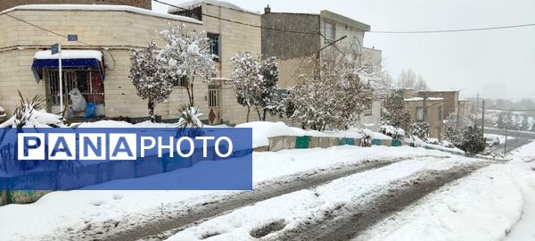 یلدای برفی در اراک؛ مردم با شادی به استقبال جشن یلدا می‌روند