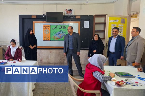 تصاویری زیبا از تمرکز دانش‌آموزان دختر در المپیاد رویش ناحیه۳ شیراز 