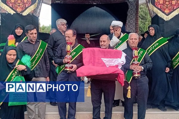 مراسم عزاداری حسینی با حضور خادمین و پرچم کربلا در بوستان فدک اصیل آباد 