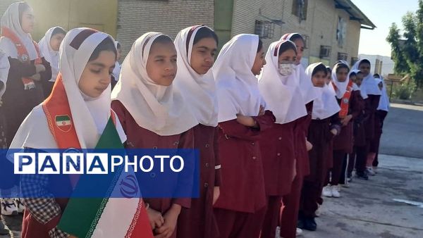 دیدار صمیمانه مأموران نیروی انتظامی با دانش‌آموزان دبستان استقلال 