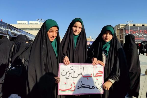 راهپیمایی خانوادگی گرامیداشت روز عفاف و حجاب در میدان شهدا مشهد 