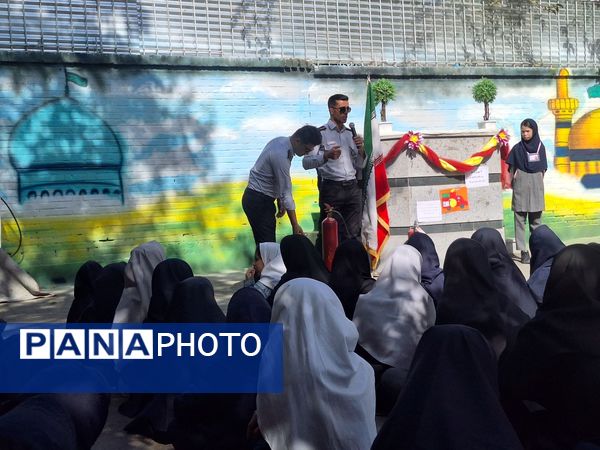 نور امید در دل آتش تجلیل از قهرمانان مدرسه مهندس رحمانی فرد در روز آتش‌نشان
