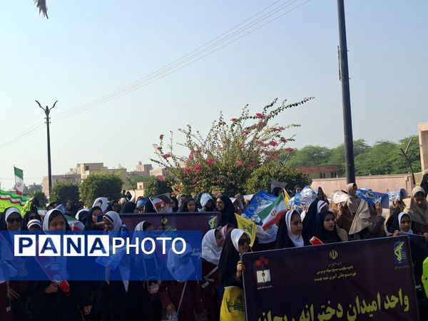 راهپیمایی بزرگ ۱۳ آبان در بوموسی با حضور پرشور دانش‌آموزان