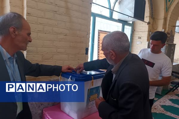 حضور مسئولان، مردم و رای اولی‌های چناران پای صندوق‌های رای در میدان انتخابات 