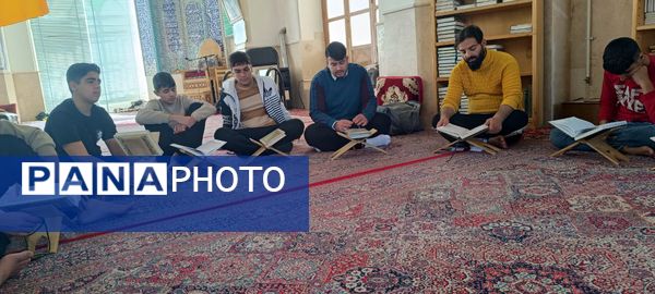 مراسم معنوی اعتکاف دانش‌آموزان پسر ابرکوهی در مسجد چهارده معصوم 