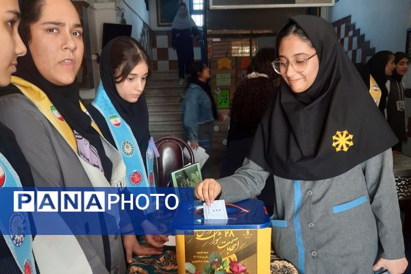 برگزاری انتخابات شورای دانش‌آموزی در دبیرستان فرزانگان قائمشهر