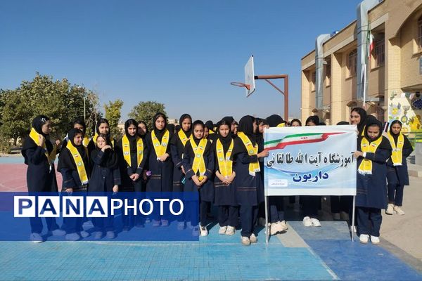حضور دانش آموزان دبیرستان طالقانی داریون در تجمع ۱۳ آبان
