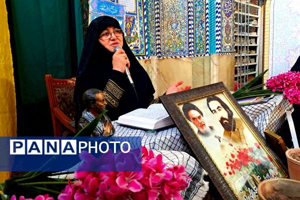 برگزاری محفل انس با قرآن و تجلیل از خانواده‌ شهدا