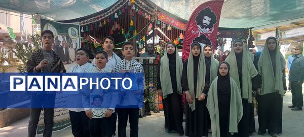 اجرای گروه سرود و تئاتر خیابانی به مناسبت هفته دفاع مقدس در مصلای کرج