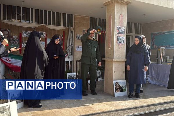 تقدیر از خانواده شهید خلبان علی بلورخانی در دبیرستان استعدادهای درخشان فرزانگان شهریار 