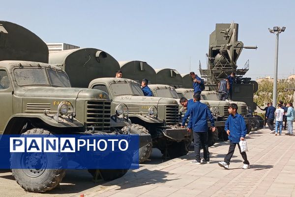 بازدید فرهنگیان بسیجی و دانش‌آموزان ملارد از نمایشگاه هوا و فضا