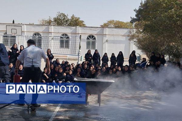 آموزش اصول اولیه آتش‌نشانی در مدرسه زکیه صباشهر