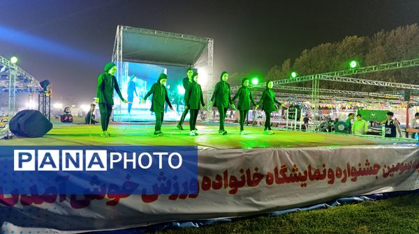 مانور ورزشی دانش آموزان در شب افتتاحیه جشنواره خانواده ورزش 