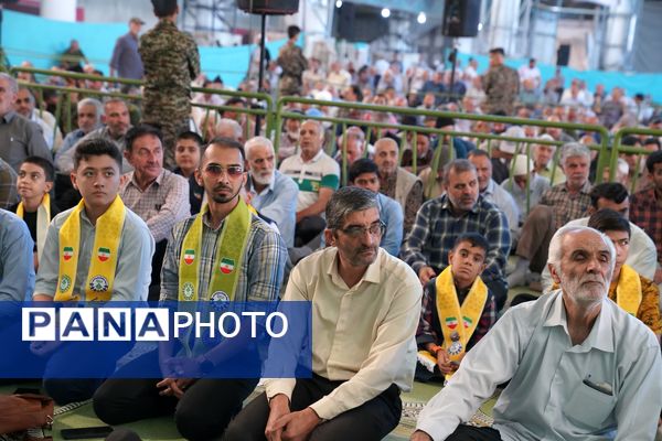 حضور پرشور دانش‌آموزان عضو سازمان دانش‌آموزی در نمازجمعه اصفهان